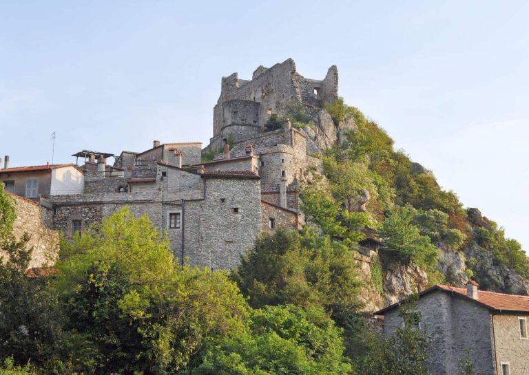 Castelvecchio di Rocca Barbena: Tra verdi rampicanti e profumati piatti