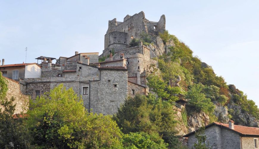 Castelvecchio di Rocca Barbena: Among climbing vines and fragrant dishes