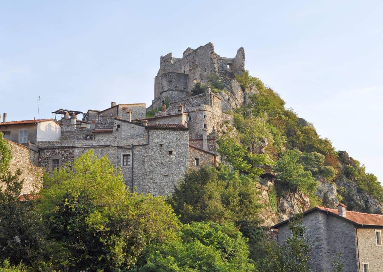 Castelvecchio di Rocca Barbena: Tra verdi rampicanti e profumati piatti