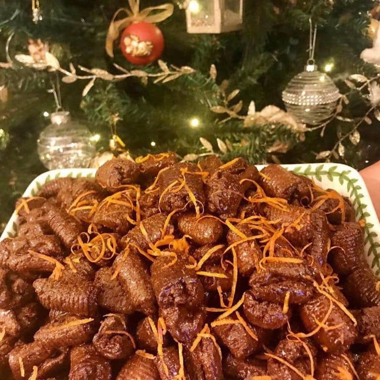 Crustoli calabresi: dolci bontà per illuminare la tavola natalizia
