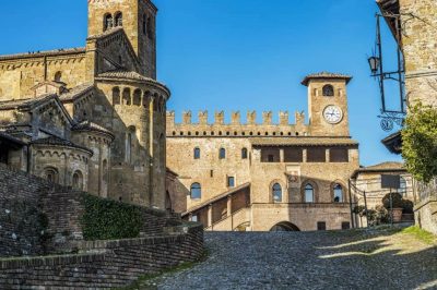 Una giornata a Castell’Arquato, tra vicoli saliscendi e una leggenda più viva che mai