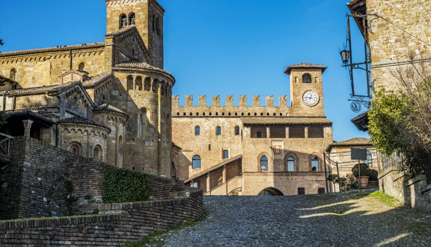 A day in Castell’Arquato, through latch alleys and a legend more alive than ever…