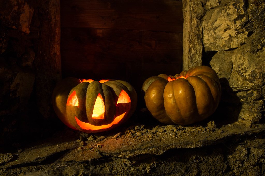 5 villages with ghosts and witches for Halloween