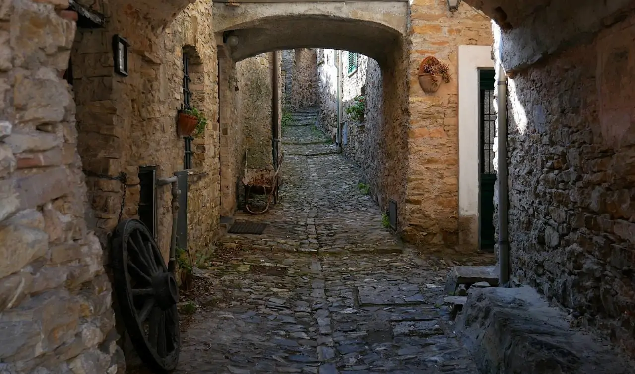 Colla Micheri, il borgo medievale a due passi da Laigueglia