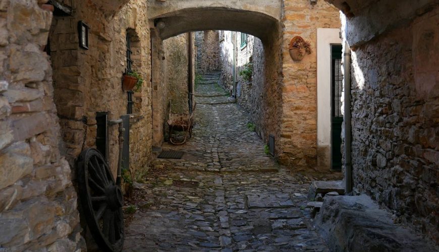 Colla Micheri, the medieval village a stone’s throw from Laigueglia