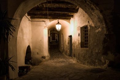 Rocca,Imperiale,,Italy,-,August,2019:,Alley,In,The,Ancient