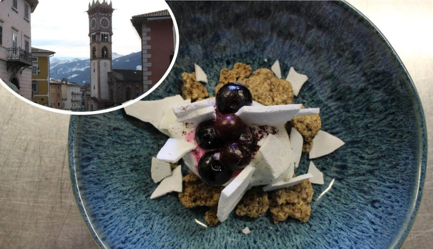 Gelato al formaggio di capra, mirtilli fermentati e crumble al caffè di lupino