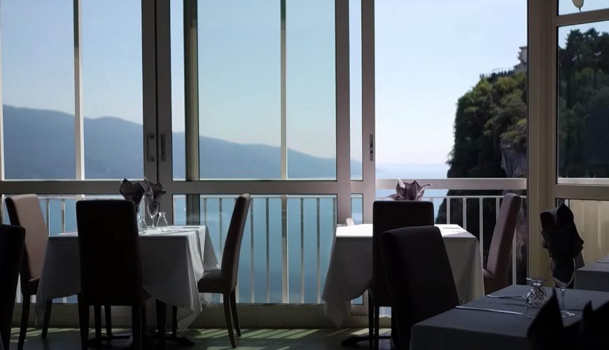 Hotel Ristorante Miralago: Overhanging Lake Garda