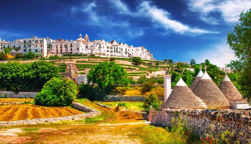 Puglia: il borgo di Locorotondo, meraviglia della Murgia dei Trulli, terra del vino e dell’olio