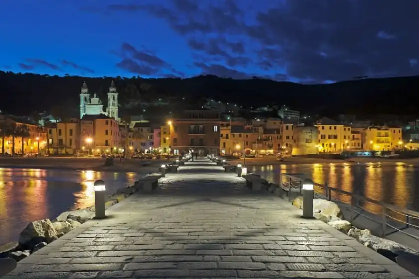 Liguria: il borgo marinaro di Laigueglia e i suoi dolcini tipici, i baci.