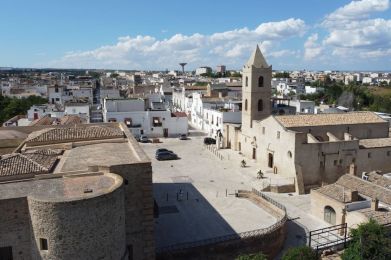 una città con una torre e degli edifici