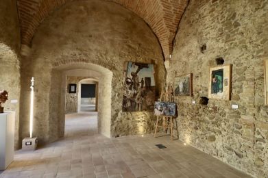 una stanza con opere d'arte alle pareti