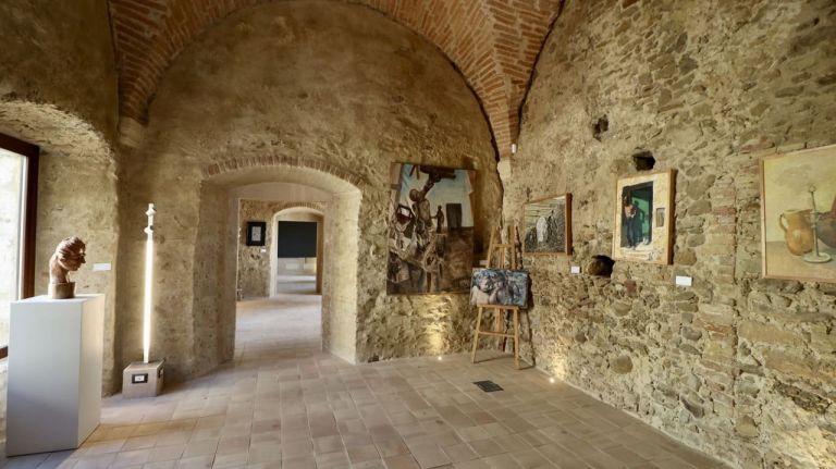 una stanza con opere d'arte alle pareti