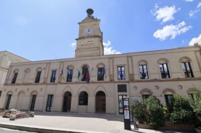 un edificio con una torre dell'orologio