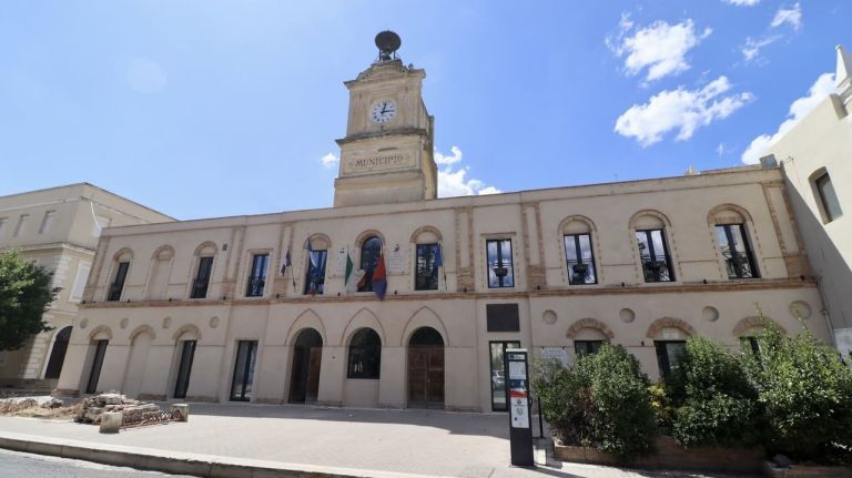 un edificio con una torre dell'orologio