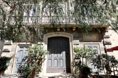 un edificio con balcone e alberi