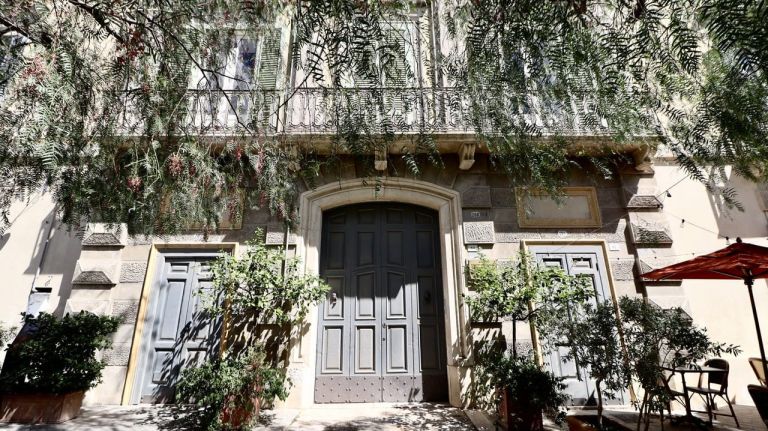 un edificio con balcone e alberi