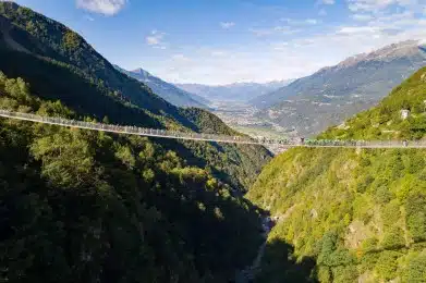 Camminare tra le nuvole: i 5 ponti tibetani più belli d'Italia