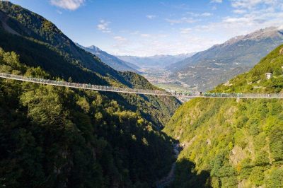 Walking among the clouds: the 5 most beautiful Tibetan bridges in Italy