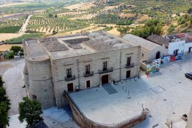 un grande edificio in pietra con un grande muro in pietra e una grande recinzione in pietra