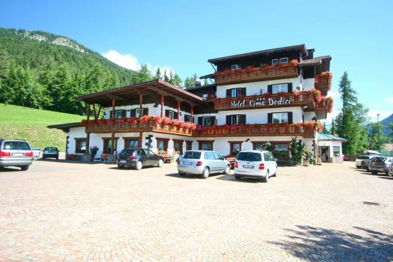 Hotel cima Dodici esterno