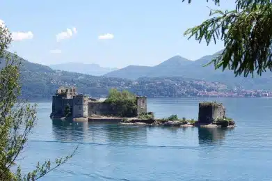 I Castelli di Cannero: fortezze fluttuanti per pirati pietrificati e velieri fantasma