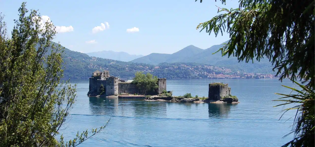 I Castelli di Cannero: fortezze fluttuanti per pirati pietrificati e velieri fantasma