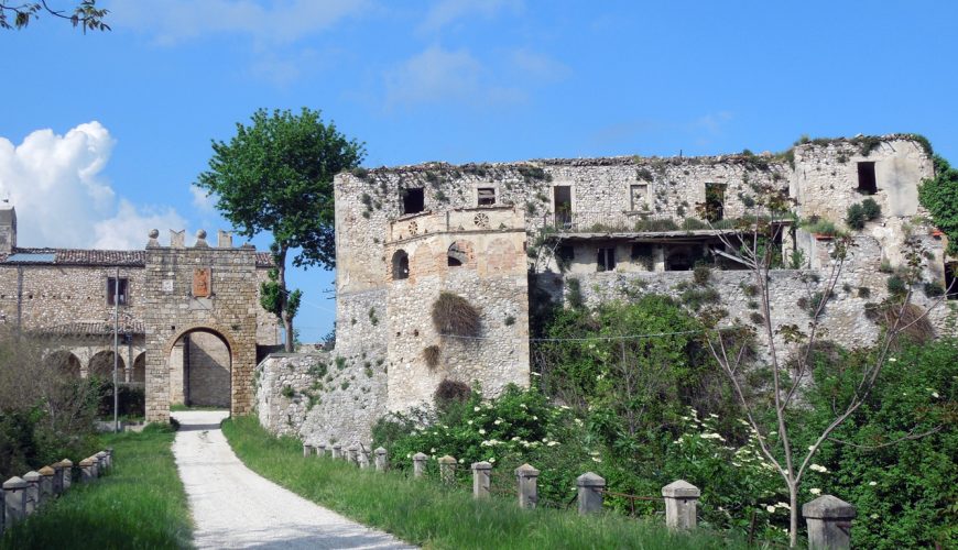 The ancient village of Faraone, nestled among the history and landscape of Abruzzo