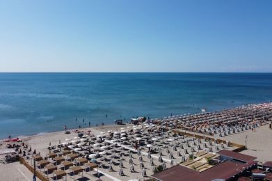 una spiaggia con ombrelloni e sedie
