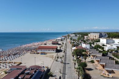 una spiaggia con edifici e uno specchio d'acqua