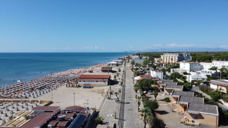 una spiaggia con edifici e uno specchio d'acqua