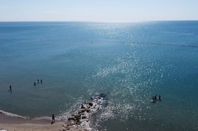 un gruppo di persone in acqua
