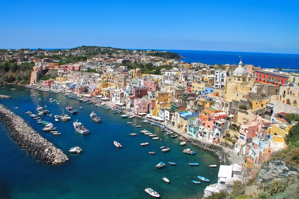 Mettete dei fiori sui vostri balconi Procida da il benvenuto alla primavera 1