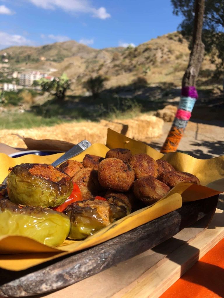 Peperoni ripieni e polpette a Borgo Nocille