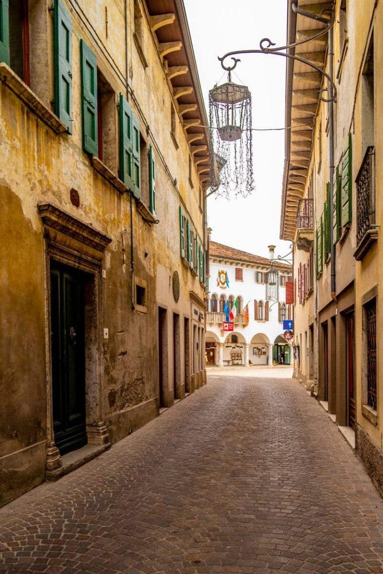 Tra i vicoli di Mel