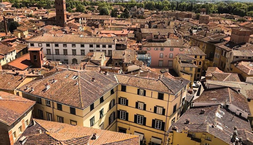 Between the walls of the ancient heart of Lucca