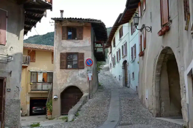 Via A.Brusco, nel centro storico di Ala – Valerio_D_2_11zon