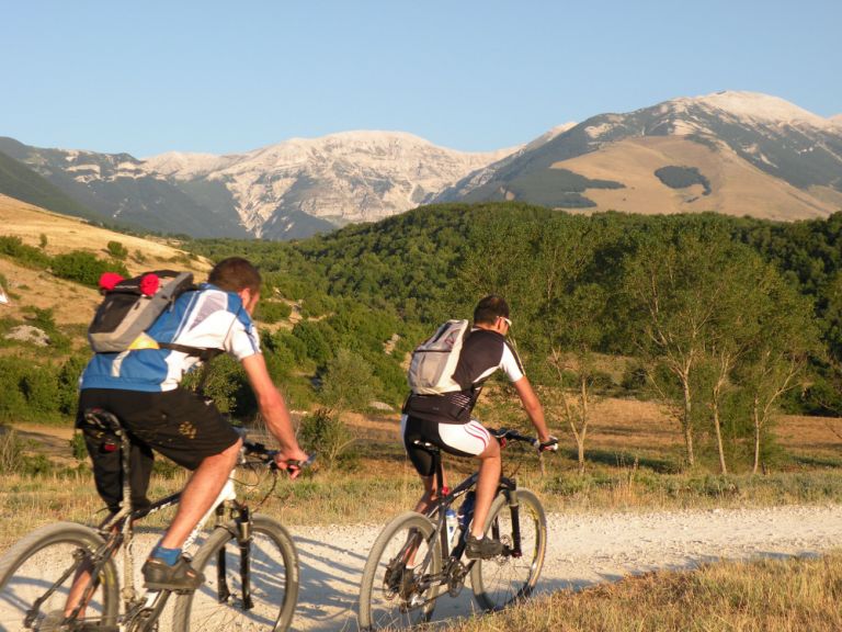 Escursione tra i sentieri della Maiella con noleggio MTB muscolare