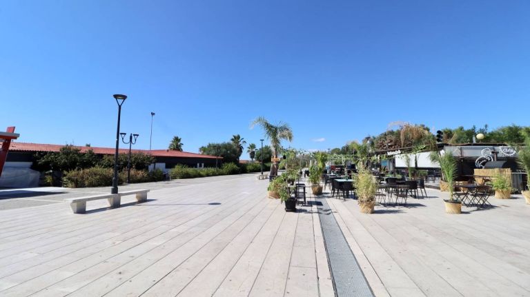 un patio con tavoli e sedie e alberi