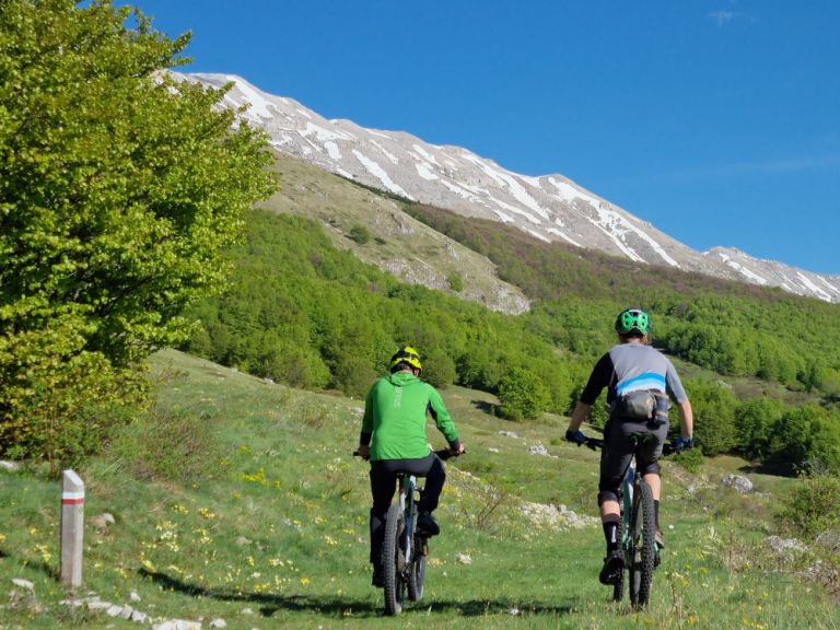 Escursione tra i sentieri della Maiella con noleggio MTB muscolare
