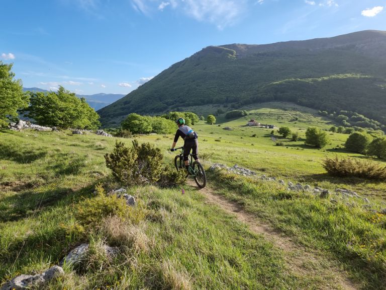 Escursione tra i sentieri della Maiella con noleggio MTB muscolare