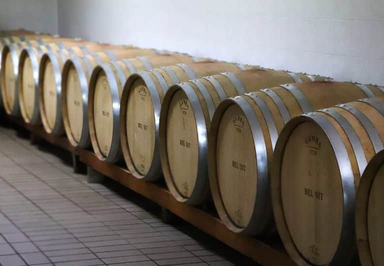 Barrique di rovere della cantina Bel Sit