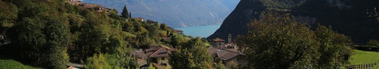 un gruppo di case su una collina vicino a uno specchio d'acqua