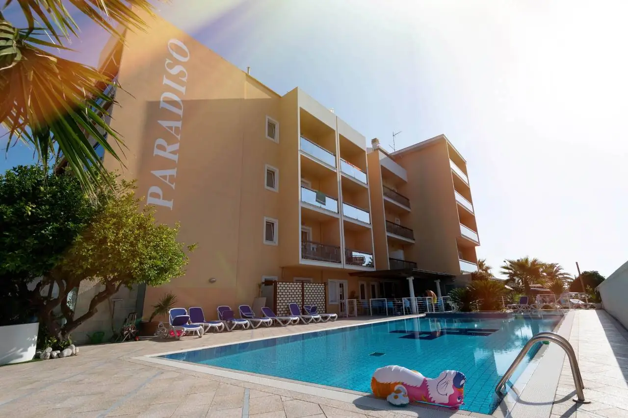 Hotel paradiso copertina