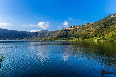 Il fascino nascosto dei laghi più belli del Lazio e dei borghi che li circondano
