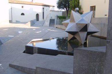Piazza-Guidi-di-Mimmo-Paladino