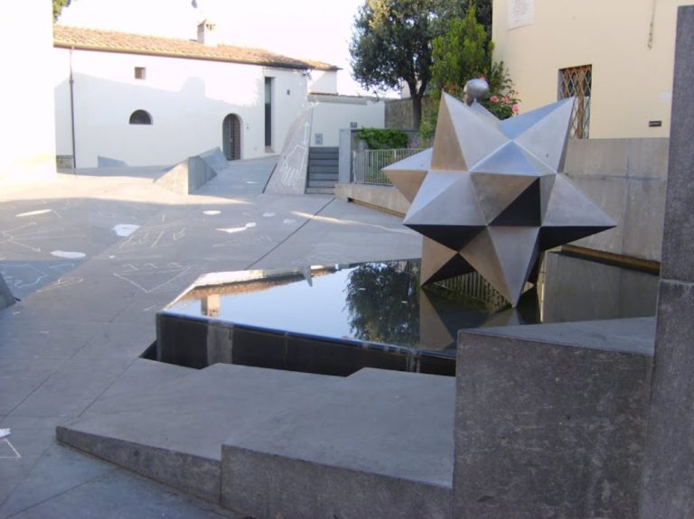 Piazza Guidi di Mimmo Paladino
