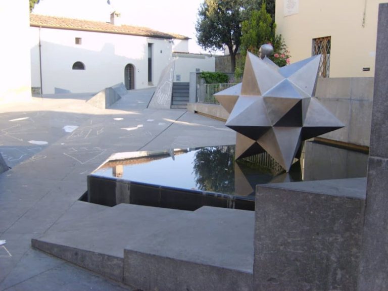 Piazza Guidi di Mimmo Paladino