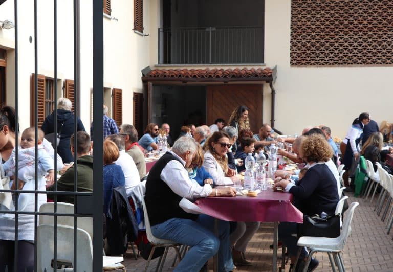 Pranzo in occasione della vendemmia per l'iniziativa -Adotta un filare nelle Lanze-