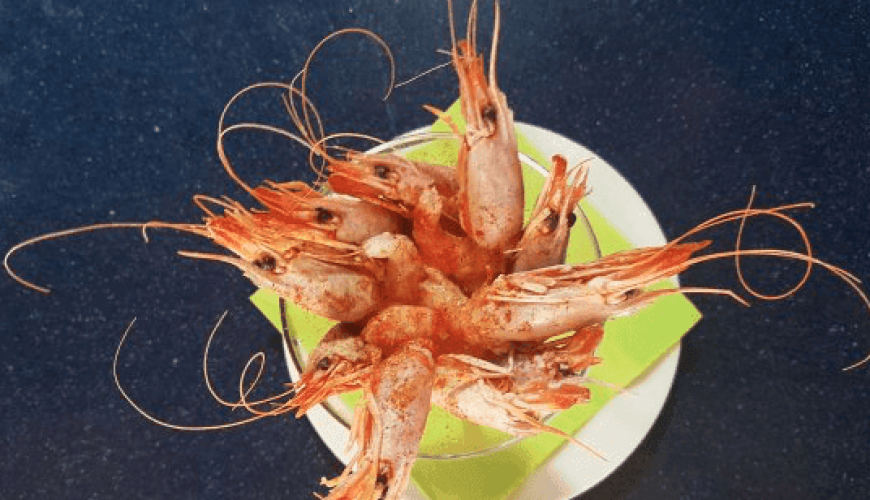 Recipe: Gallipoli red shrimp on fava bean purea with onion from Acquaviva delle Fonti